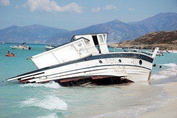 Bateau échoué sur une plage sur un ile